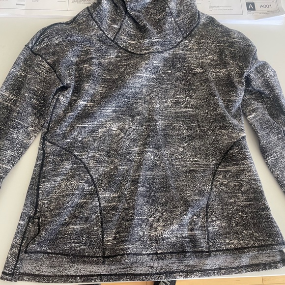 Lululemon hoodie - worn twice - size 6 - Picture 4 of 8